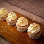 cupcake vainilla por happy cupcakes to you