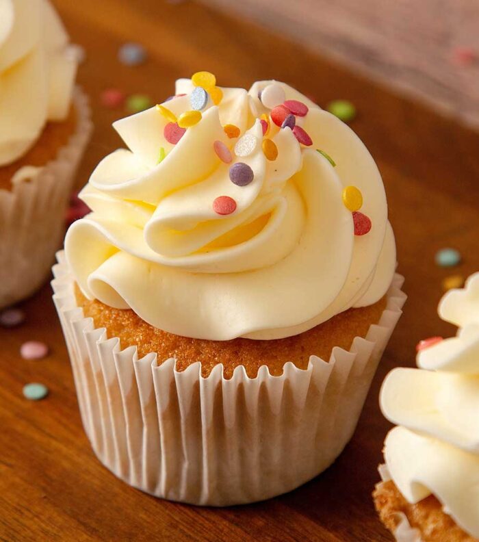 cupcake vainilla por happy cupcakes to you